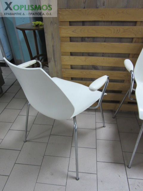 karekla aspri plasstiki me mpratso 3 - Άσπρη καρέκλα με μπράτσα