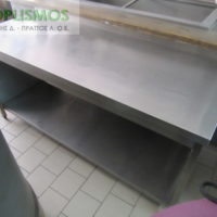 Τραπέζι με ράφι